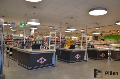 Pillen_Checkouts_PKT04_11 Kassameubel Pillen in supermarkt